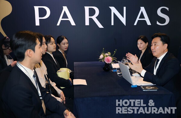 '강원 랜드 슬롯 머신 커리어 페어' 네트워킹 라운지에서 파르나스호텔 여인창 대표이사(오른쪽 첫번째)가 참가자들과 직접 소통하며 멘토링을 진행하고 있다.