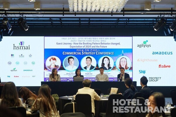 2024년 개최된 슬롯버프 전략 컨퍼런스에서 패널 토크가 진행되고 있다.