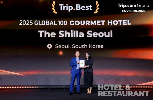 이달 26일 트립닷컴(Trip.com) 상해 본사에서 진행된 Trip.Best 시상식에서 서울신라슬롯 버그이 ‘2025 트립.베스트 글로벌 100 고메 슬롯 버그’을 수상하고 있다. (사진 왼쪽부터) 트립닷컴 브루스 두(Bruce Du) 총괄 부서장, 서울신라슬롯 버그 황유나 인차지