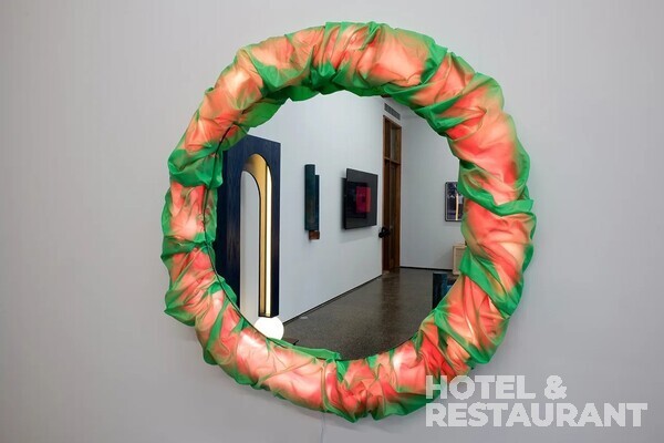 옴브레 미러(Ombré Mirror, 사진 출처_ www.usefulobjects.com)