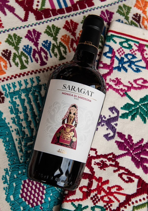 전통 자수 아라쪼와 사라가트 레이블