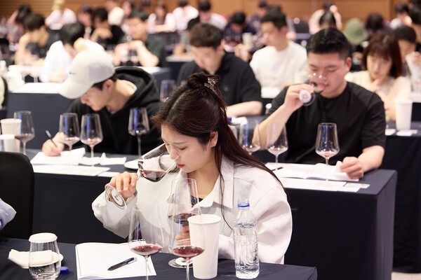 ‘제24회 한국 소믈리에 무료 슬롯 머신 예선에서 블라인드 테이스팅 와인의 향을 맡고 있는 수험자
