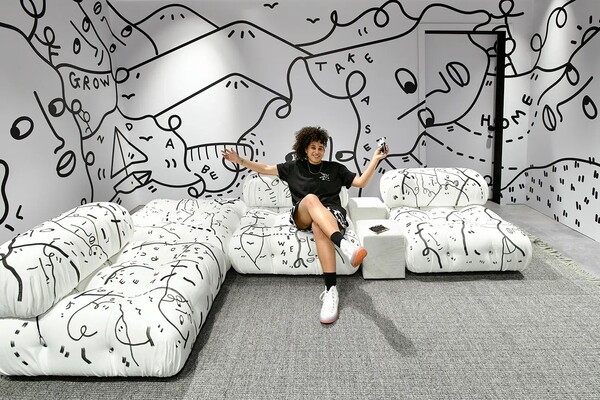 샨텔 마틴(Shantell Martin) 카말레온다(Camaleonda) 소파(사진 출처_ www.bebitalia.com/en-us/shantell-martin-x-b-b-italia)