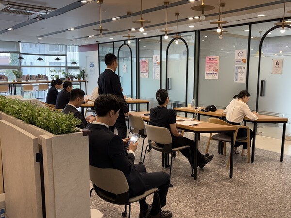 면접 대기 중인 한게임 슬롯 객실부 전문인력 양성한게임 슬롯 교육 참여자들