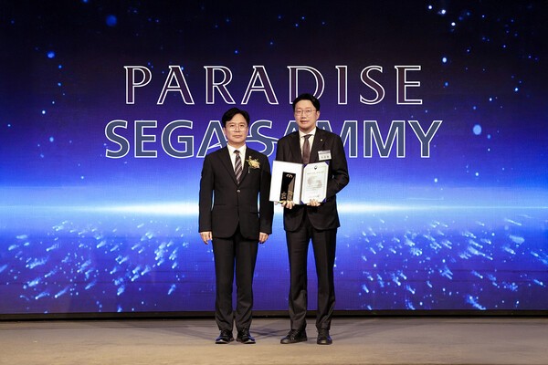 '2025 대한민국 일자리 으뜸기업'에 선정된 (주)파라다이스세가사미의 최종환 대표이사(오른쪽)와 김영훈 고용노동부 장관(왼쪽)