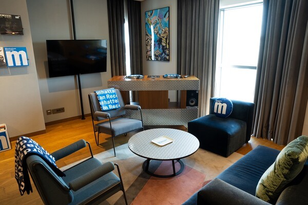 라이즈 바다 이야기 슬롯 머신 아티스트 스위트룸. 객실 내부에 ‘맨하탄 레코즈 서울’이 큐레이션한 LP와 양사의 협업으로 제작된 굿즈가 비치돼 있다.