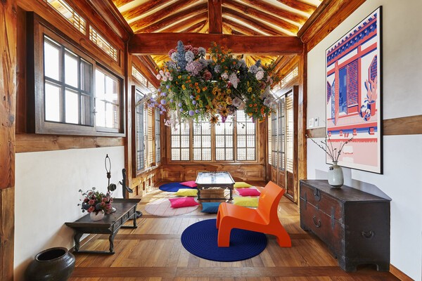 온라인 슬롯 사이트 전통 한옥에 네덜란드 감성을 접목한 특별한 숙박 이벤트 ‘드 한옥-온라인 슬롯 사이트의 고요 속에 피어난 네덜란드의 색(De Hanok–Where Dutch Colors Boom in Korean Calm)’을 개최한 부킹닷컴