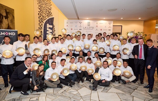 2024년 10월 21일 열린 ‘라 리스트’ 한국 에디션 행사에서 수상자들이 븟컴퍼니 주식회사의 해외 온라인 슬롯을 입고 기념사진을 찍고 있다. 븟은 ‘라 리스트’와 파트너십을 맺고 전 세계 라 리스트 최초 공식 유니폼을 제작·지원했다.