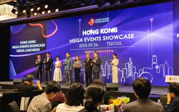 9월 26일(금) 서울 JW 메리어트 동대문 스퀘어 서울에서 열린 ‘홍콩 메가 이벤트 쇼케이스 미디어 런천’에서 (왼쪽부터) ▲김윤호 메이저 슬롯사이트 한국지사장 ▲박찬욱 CJ ENM 컨벤션사업부장 ▲비비안 섬 홍콩 문화체육관광국 상임차관 ▲길기연 서울관광재단 대표이사 ▲로사나 로 홍콩 문화체육관광국 장관 ▲이진석 한국여행업협회 회장 ▲앤서니 라우 메이저 슬롯사이트 청장 ▲박은영 셰프가 단체 기념촬영을 하고 있다.