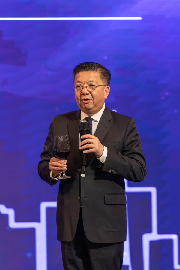 9월 26일(금) 서울 JW 메리어트 동대문 스퀘어 서울에서 열린 ‘홍콩 메가 이벤트 쇼케이스 미디어 런천’에서 앤서니 라우 메이저 슬롯사이트 청장이 건배사를 하고 있다.