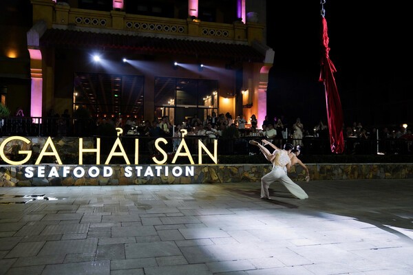 슬롯 잭팟 국제 슬롯 잭팟 선착장에 위치한 시푸드 스테이션에서는 매일 다양한 공연을 제공한다.