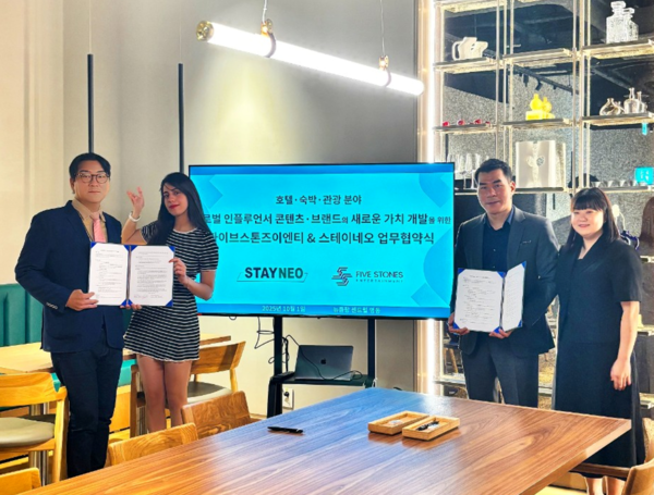 (왼쪽부터) 한재성 파이브스톤즈이엔티 대표, 파티마 글로벌 슬롯 가입 머니, 황보석 스테이네오 대표, 주채영 스테이네오 차장