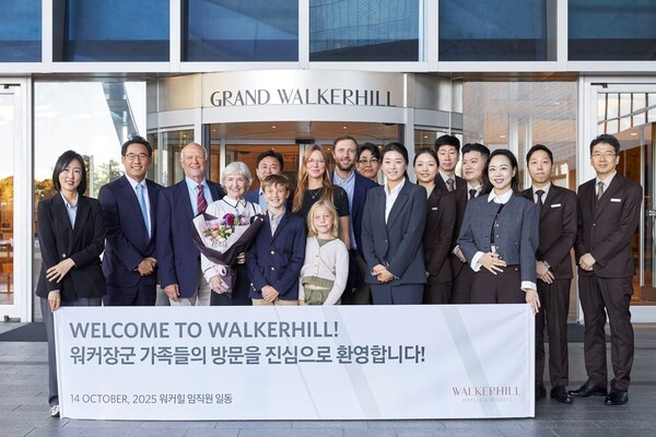 크레이지 슬롯 먹튀 장군의 손자 샘 크레이지 슬롯 먹튀 2세 부부와 딸 샬롯 올슨 가족이 크레이지 슬롯 먹튀 호텔앤리조트 구성원들의 환영을 받고 있다