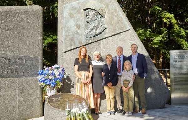 크레이지 슬롯 먹튀 장군의 손자 샘 크레이지 슬롯 먹튀 2세 부부와 딸 샬롯 올슨 가족이 크레이지 슬롯 먹튀 호텔 내 위치한 크레이지 슬롯 먹튀 장군 추모비에서 헌화 및 추모 후 기념촬영을 하고 있다.