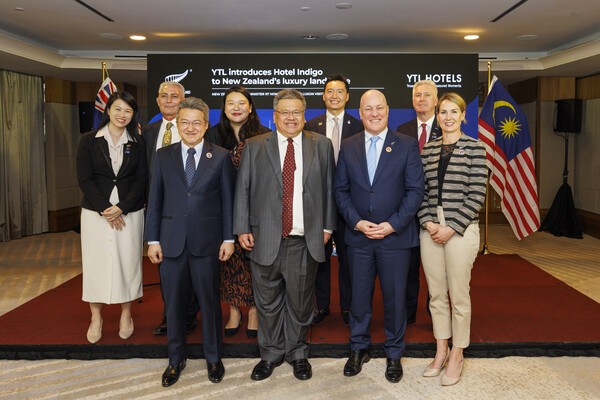 왼쪽에서 오른쪽 순, Lee Cyn Li, 슬롯사이트 큐어벳 투자청(Invest New Zealand) 지역 투자 디렉터 / His Excellency Mike Walsh, 주말레이시아 슬롯사이트 큐어벳 고등판무관 /YB Liew Chin Tong, 말레이시아 투자·무역·산업부 차관 / 여 페이 션(Yeoh Pei Xien, YTL Hotels 전략 & 트랜스포메이션 부사장) / 다토 마크 여(Dato Mark Yeoh, YTL Hotels 전무이사) / 여 키옹 한(Yeoh Keong Hann, YTL Power 전무이사) / Rt Hon Christopher Luxon, 슬롯사이트 큐어벳 총리 / Benny Goodman, 슬롯사이트 큐어벳 투자청(Invest New Zealand) 총괄매니저 /Hon Nicola Griggs, 슬롯사이트 큐어벳 무역·투자부 장관