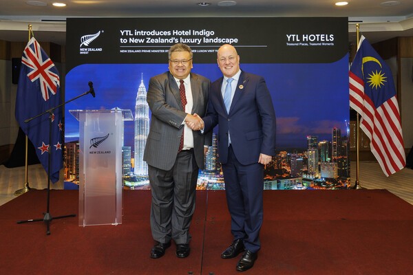 (좌) 크리스토퍼 럭슨, 뉴질랜드 총리(Rt Hon Christopher Luxon, Prime Minister of New Zealand) (우) 다토 마크 여, YTL 슬롯사이트 큐어벳 전무이사(Dato Mark Yeoh, Executive Director, YTL Hotels)