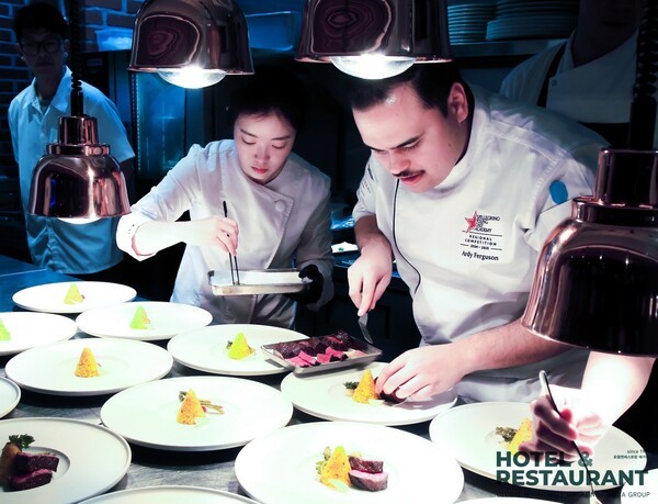 지난 3월 정식당에서 열린 '산펠레그리노 영 셰프 아카데미 2024~25 미디어 런치'에서 아디 퍼거슨 셰프가 '군도의 축제' 메뉴를 준비하고 있다. 