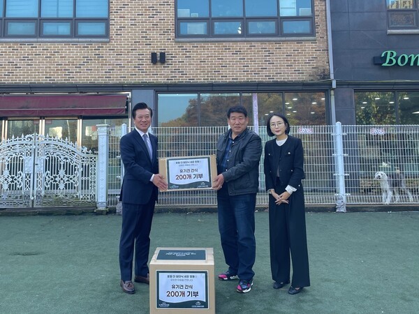 (사진 좌측부터) 오키 도키 슬롯 더 보타닉 세운 명동 정병우 총지배인, 한국유기동물복지협회 임장춘 대표, 오키 도키 슬롯 더 보타닉 세운 명동 세일즈앤마케팅 김세미 팀장