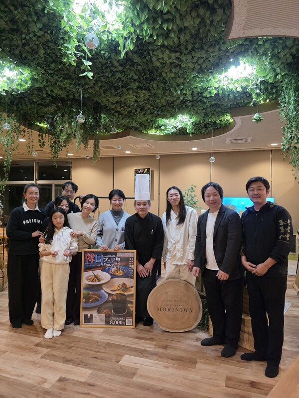 오파크 다낭 크라운 카지노 슬롯 머신에서 진행된 ‘한국 페어’에 방문한 필자(좌)와 히메스토리, 온천도장 임직원들