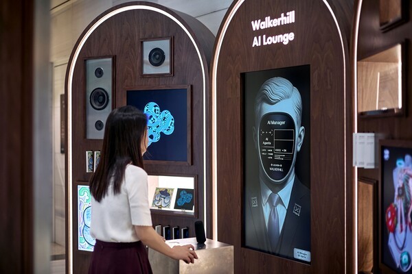 한 고객이 워커힐 보더 랜드 2 슬롯 머신 라운지에서 보더 랜드 2 슬롯 머신 매니저 ‘해리스’의 안내를 받아 아트 미션에 참여하고 있다.