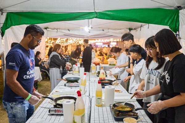 ‘2025 별바다부산 나이트 마켓’에서 직접 전만들기 체험을 하는 내외국인 참가자들