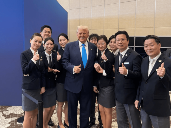 힐튼 경주에서 열린 이재명 대통령 만찬 시, 서비스팀 직원들이 도널드 트럼프 대통령과 기념 사진을 촬영하고 있다.