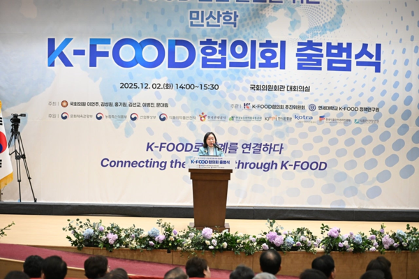 K-해외 온라인 슬롯해외 온라인 슬롯 함선옥 회장이 비전 선포를 하고 있다.