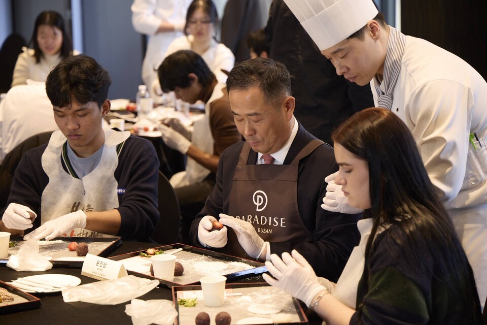 윤진상 파라다이스 플래티넘 슬롯 부산 총지배인 '다온 파라다이스' 행사 쿠킹 클래스 참여 모습
