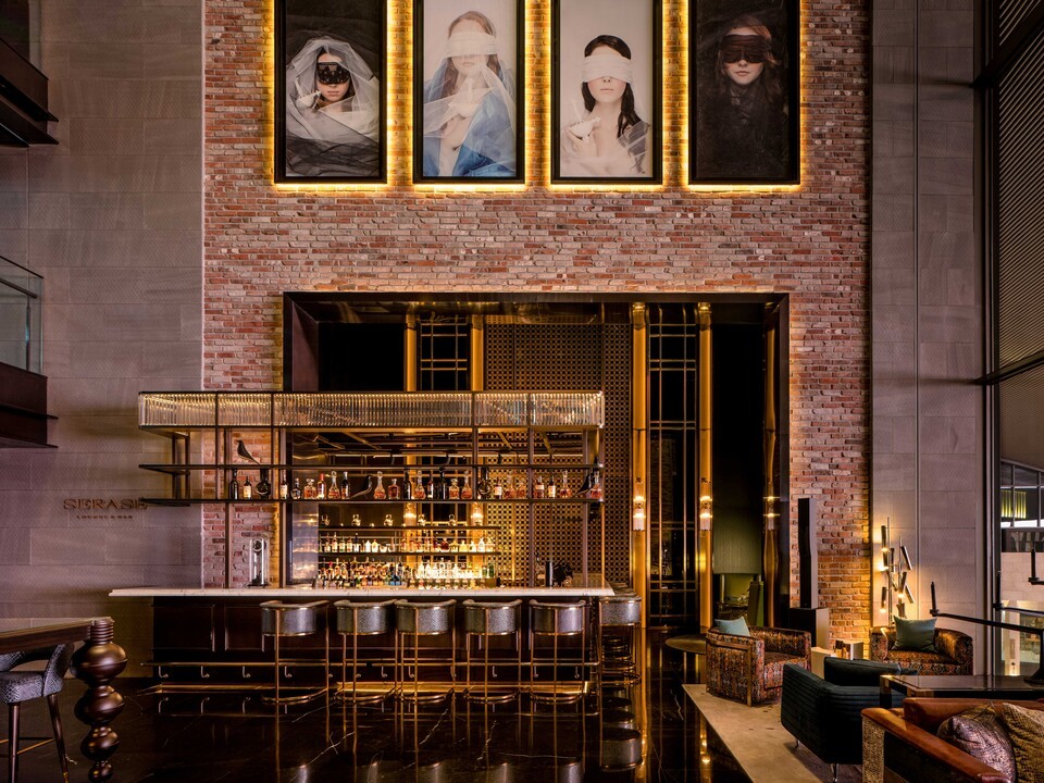 알렉시아 싱클레어의 작품이 전시된 아트 파라디소 슬롯 머신 이기는 법 새라새