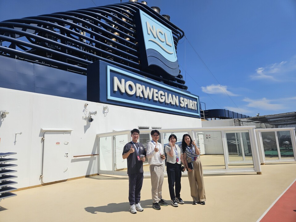 인천항만공사 여객사업실 강여진 실장, 하지혜 과장을 비롯한 직원들이 인천항에 정박한 NCL 노르웨지안 스피릿호에서 기념촬영을 하고 있다.
