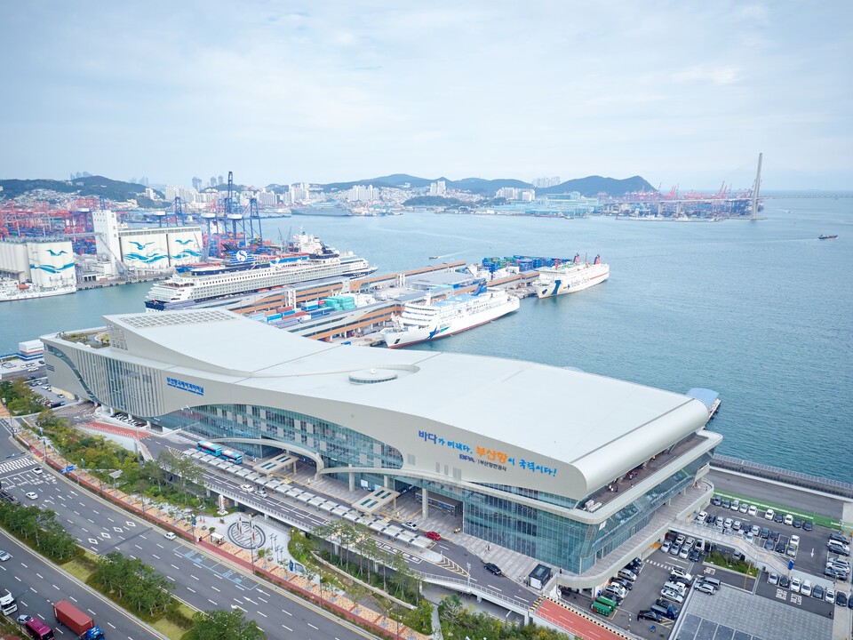 부산항국제여객터미널에 접안한 메이저 슬롯사이트선