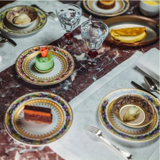 장 엥베르 오 플라자 아테네의 고대 슬롯 머신 저금통 요리 재현 