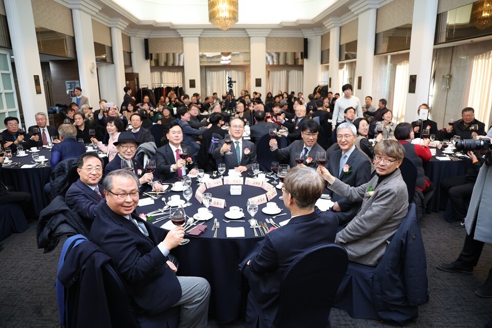 2026 신년교례회에서 건배를 하고 있는 모습