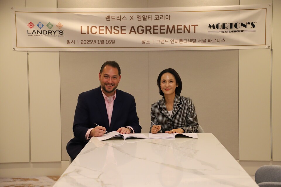 지난해 1월 진행한 랜드리스그룹과 ㈜엠알티온라인 슬롯 조작 하우스 한국법인과의 라이센스 계약.  랜드리스그룹 자렛 인그램(Jarrett W Ingram) 부회장(좌)과 몰튼스 더 온라인 슬롯 조작 하우스 정은정 한국대표 & 한국지사장(우)