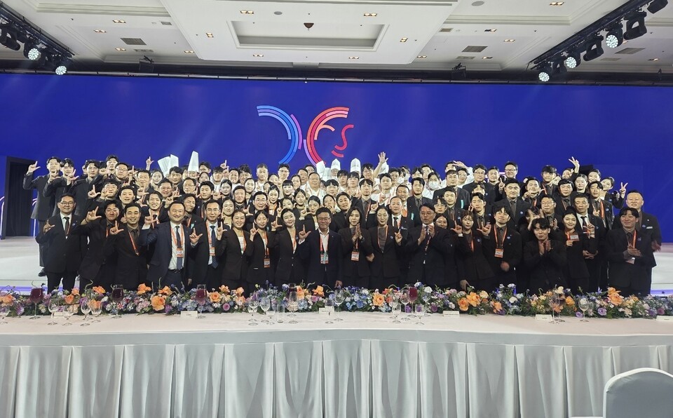 롯데던파 온 슬롯앤리조트 임직원들이 ‘2025 APEC 정상회의’ 행사 종료 후 기념사진 촬영을 하고 있다.