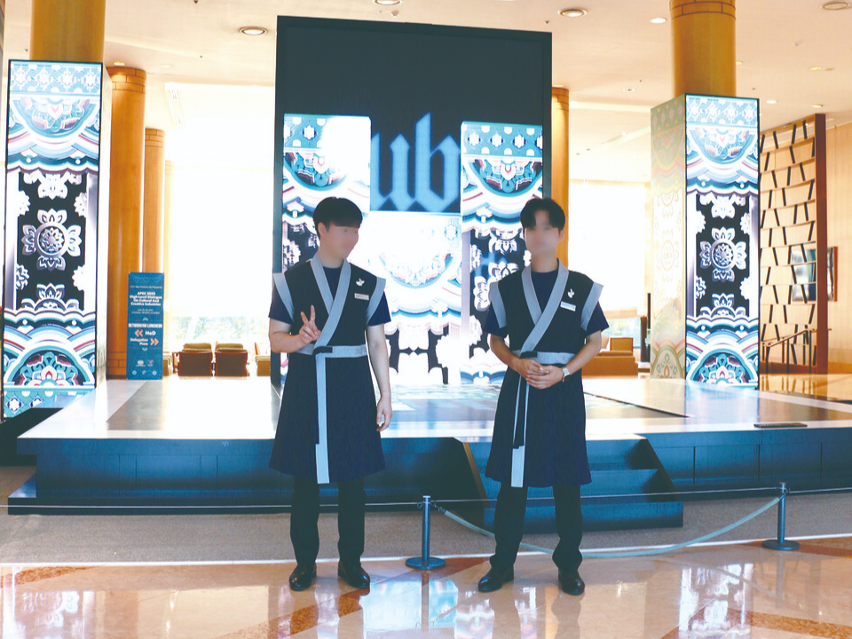 신라복을 착용하고 근무한 힐튼던파 온 슬롯 컨시어지 직원들