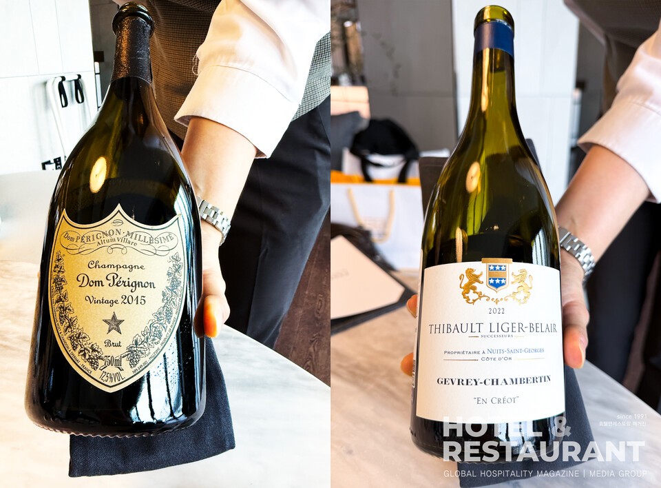 식전주로 제공된 돔페리뇽 블랑 빈티지 2015(Dom Pérignon Blanc Vintage 2015, 좌), 메인 요리와 페어링한 티보 리제-벨레르 도멘(Domaine Thibault Liger-Belair) 쥬브레 샹베르탱 앙 크레오(Gevrey-Chambertin "En Créot") 2022. (사진촬영_ 안수진 기자)