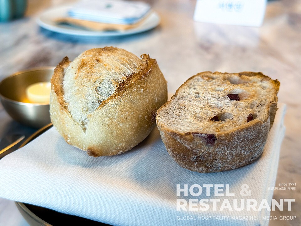 페슬롯 머신 확률 계산 브레드 2종(왼쪽은 미니깜파튜, 오른쪽은 크랜베리 빵). 말돈 소금을 올린 발효 버터와 곁들여 제공됐다. (사진촬영_ 안수진 기자)