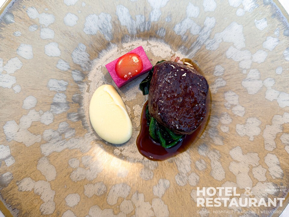 육류 메인 채끝, 포항초, 감자. (사진촬영_ 안수진 기자)