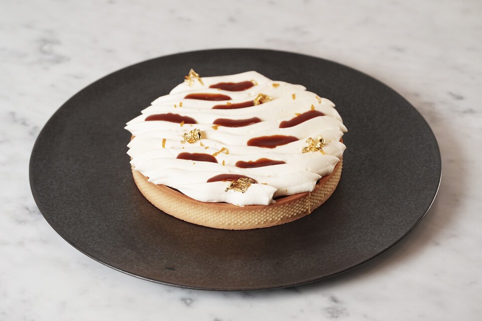 더블트리 바이 힐튼 서울 판교 류소영 셰프가 크레이지 슬롯 먹튀 F&B 마스터즈 2026에 출품한 '미소 헤이즐넛 타르트'