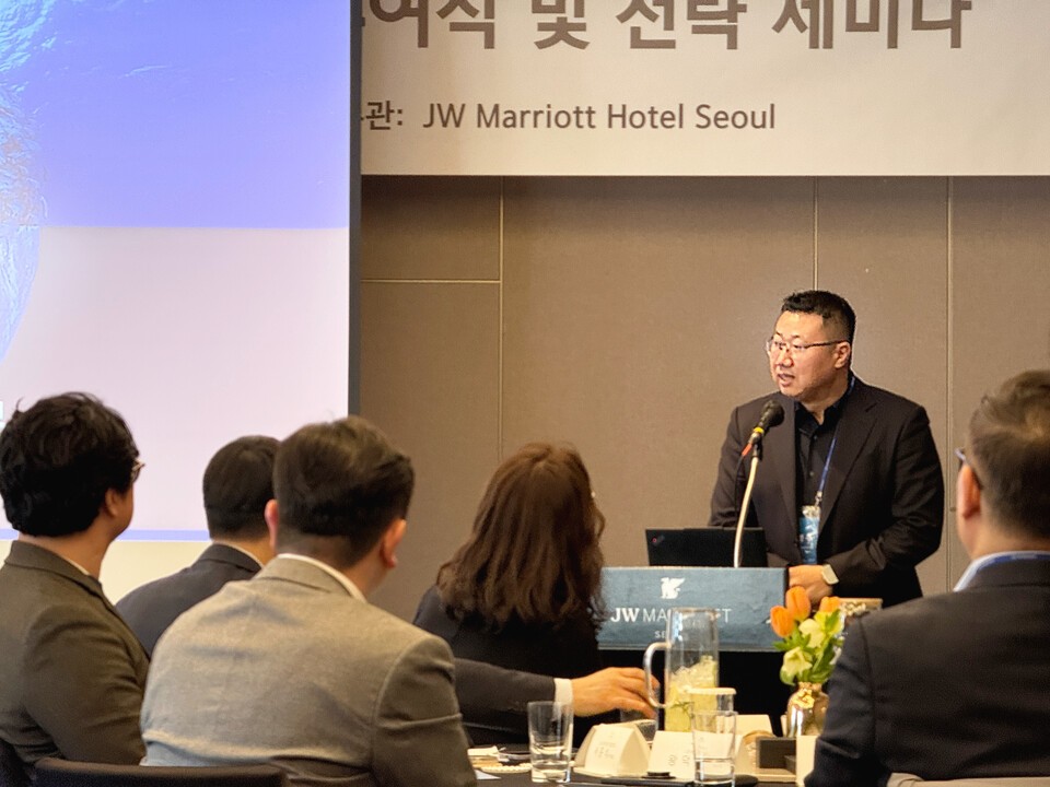 메리어트 바다 이야기 슬롯 머신 그룹 지속가능수산물 구매 전략 세미나의  환영사를 하고 있는 메리어트 인터내셔널 배병주 상무