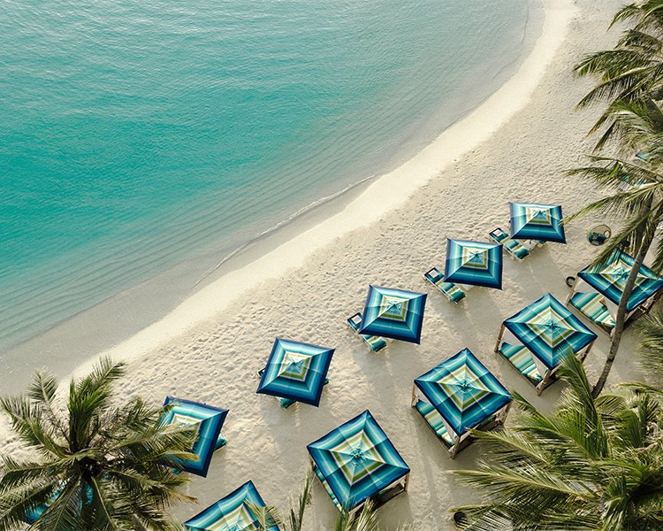 미소니와 One&Only Reethi Rah의 협업, 클라우드 댄서와 파우더리한 컬러가 접목된 객실 디자인(사진 출처_ www.oneandonlyresorts.com/reethi-rah?utm_source=copilot.com)