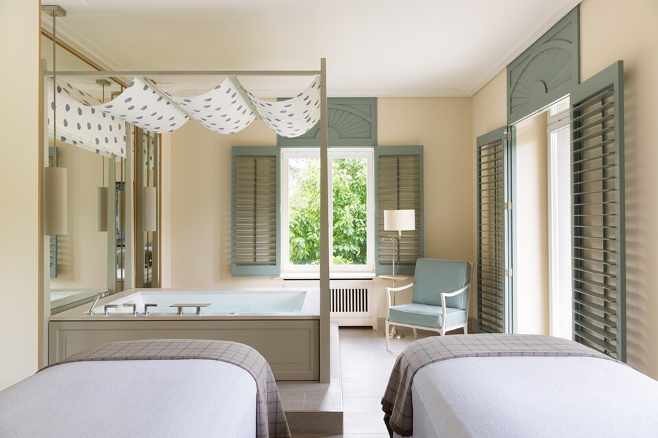 브레너스 파크 플래시 슬롯 머신 게임 & 스파 풀과 트리트먼트 룸