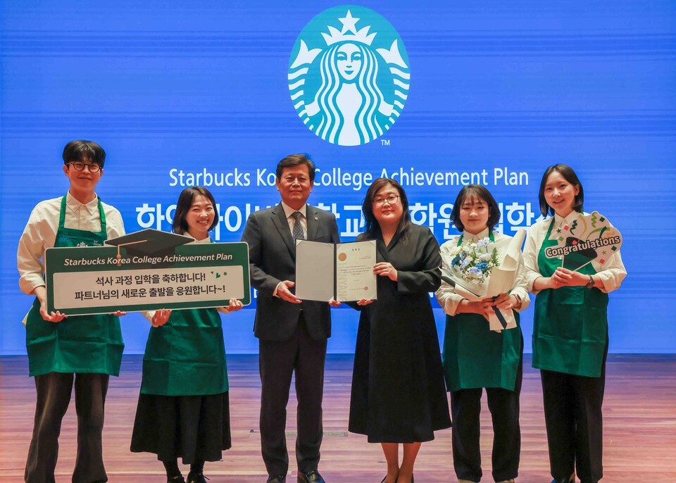 (왼쪽 세 번째부터)몬라 슬롯대학교 정현철 부총장과 몬라 슬롯 천안백석점 이수진 점장이 몬라 슬롯대학교 대학원 입학식에서 기념사진을 촬영하고 있다. 