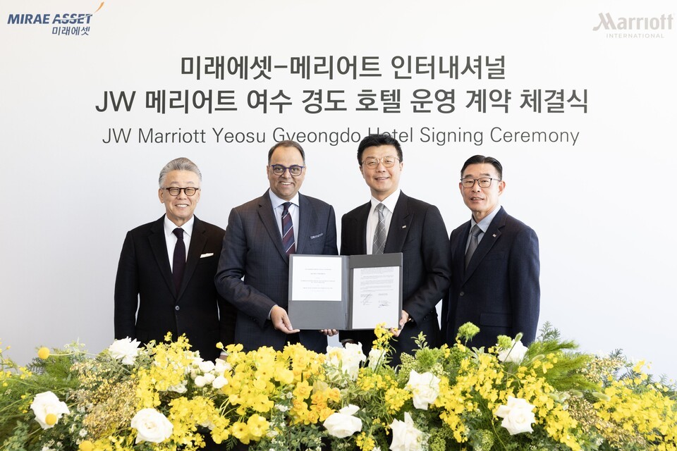 3월 19일 서울 서초구 JW 메리어트 서울에서 열린 ‘JW 메리어트 여수 경도 크레이지 슬롯 카이토’ 운영 계약 체결식에서 기념 촬영을 하고 있다. (왼쪽부터)남기덕 메리어트 인터내셔널 한국·필리핀·베트남 지역 대표, 라지브 메논(Rajeev Menon) 메리어트 인터내셔널 아시아 태평양(중화권 제외) 지역 사장, 최창훈 미래에셋자산운용 부회장, 채창선 미래에셋컨설팅 대표