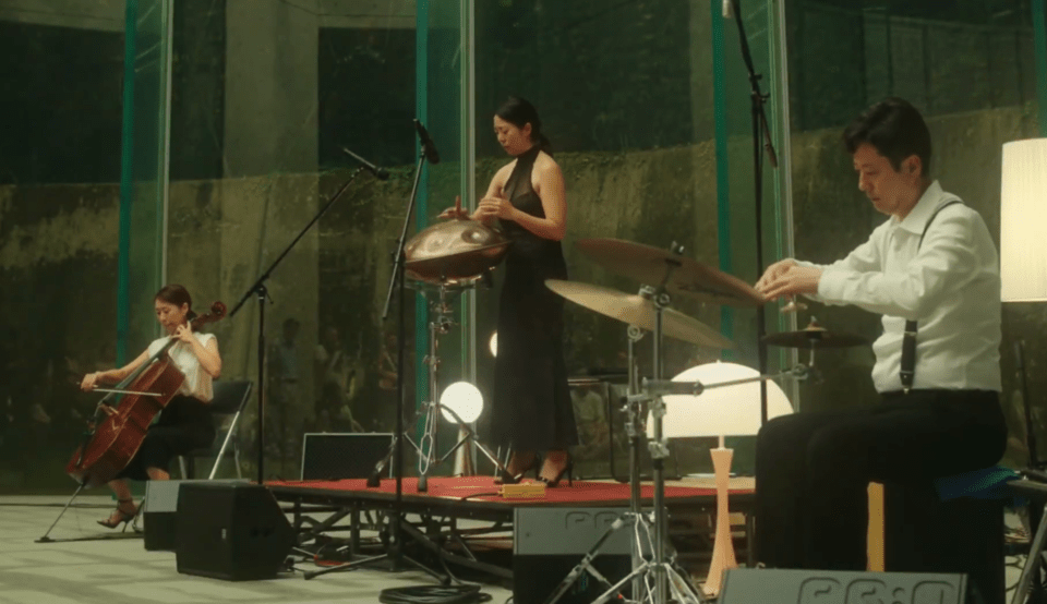 핸드팬 트리오 팀  'EartH'의 공연 모습