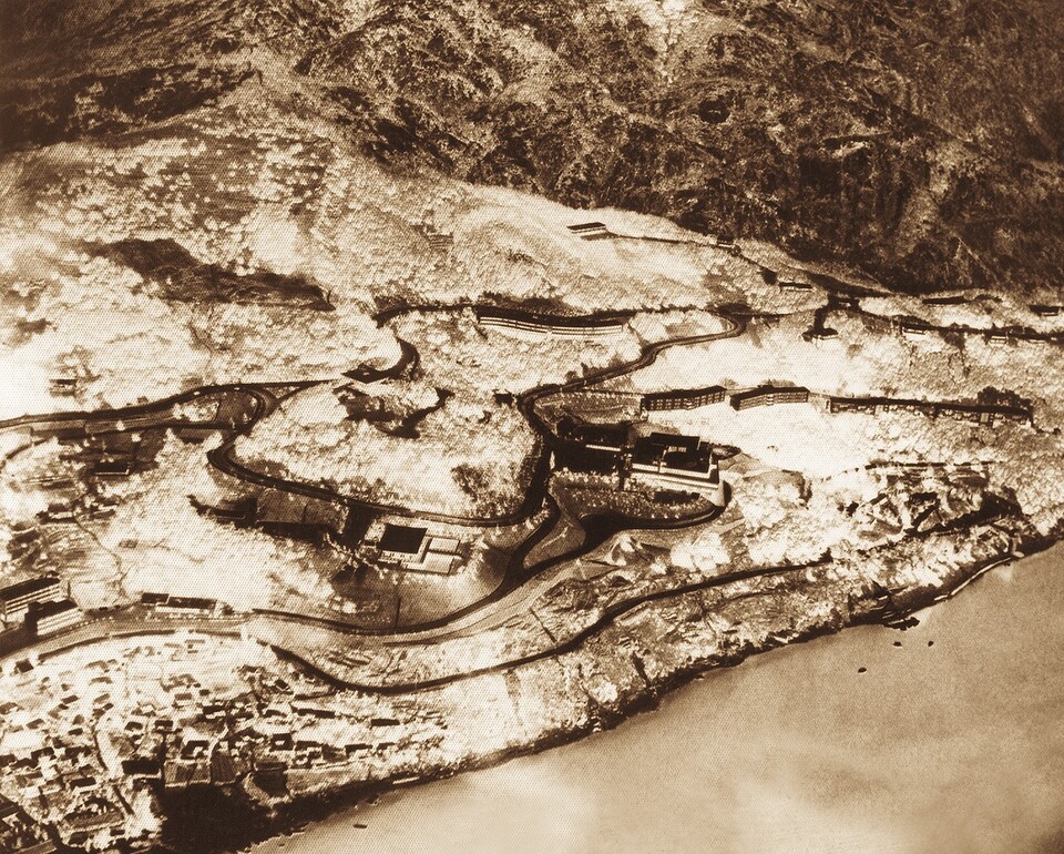 1963년, 섀도 어 슬롯 강화 완공 직후 하늘에서 내려다본 지형이 한반도 형상을 하고 있다.