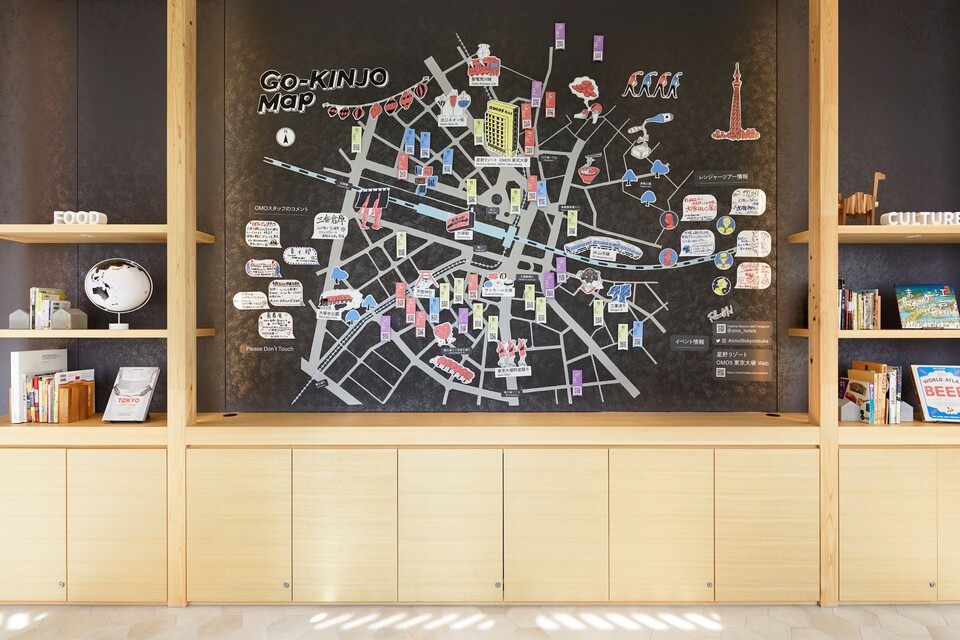 OMO5 도쿄 오츠카_라운지에 설치된 고킨죠 맵