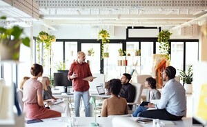 [부소윤의 온라인 슬롯소통 코칭] 분위기를 만드는 리더, 말보다 표정이 먼저 말한다