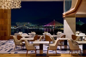 프라이빗룸·스카이뷰·라이브 공연... 모바일 슬롯 게임, '특별한 연말 모임' 경쟁 가속